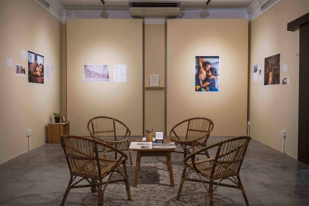 The space where the solo exhibition Un(Bound) was held. Collages made from Grace's photos were pasted on the wall. A guestbook provides a space for visitors to dialogue with each other.